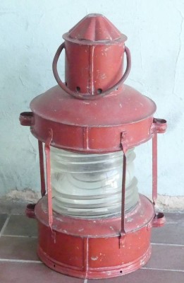 Auktion 349<br>alte Schiffslampe aus Metall, rot, H-50 cm [1]