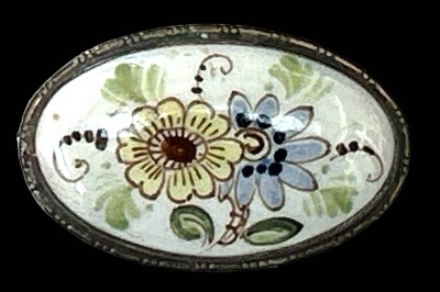 Auktion 356<br>ovale Porzellanbrosche mit  Blumenmalerei, 
