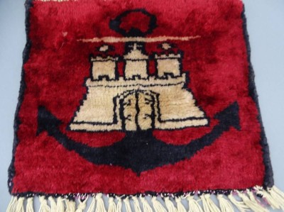 Auktion 350<br>kl.Wollteppich mit Hamburg-Wappen und Anker, reinigungsbedürftig, 27x32 cm [1]