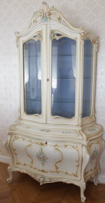 Auktion 350<br>italienisches Prunk-Wohnzimmer, gemarkt, neuzeitl., Vitrine H-ca.240cm B-140cm, Anrichte ca. H-96cm B-280cm, Esstisch H-82cm L-190cm B-99cm, 6x Hochlehner und 2x Armlehnstühle, Couchtisch H-ca. 51cm L-110cm, Fernsehschrank ca. H-96,5cm B-160cm T-85cm, alle Teile in sehr gutem Zustand, Besichtigung nur nach Absprache möglich. [1]