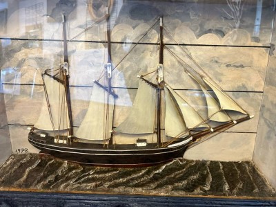 Auktion 364<br>gr. Schaukasten mit Segelschiff-Modell, 62x85 cm [1]