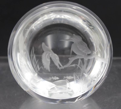 Auktion 350<br>Briefbeschwerer, farbloses Glas beschliffen mit Eisvögeln, signiert Sch. L. 03, ca. H-8,5cm [1]
