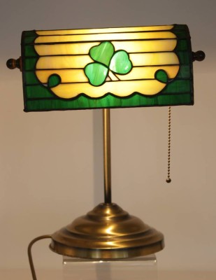 Auktion 363<br>Tischlampe, Schirm in Tiffany-Art, Messing, guter Zustand, H-35,5cm B-29cm [1]