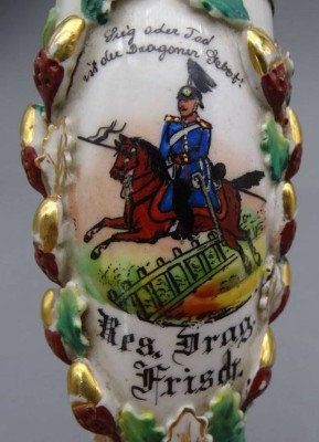 Auktion 350<br>gr. Porzellan Reservistenpfeife eines Dragoners, 1895-97, Schleswig-Holstein. Dragonerregiment Nr. 3, Metz, H-17,5 cm, gut erhalten [1]