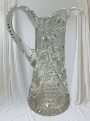 Auktion 350<br>hoher, schwerer Kristallkrug, Blätterschliff, tw. geschnitten,  H-34 cm, wohl USA?,  ca. 4,5 kg! [1]