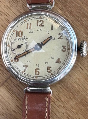 Auktion <br>gr. mechanische HAU mit Lederband, Handaufzug, Werk läuft, kein Hersteller?, D-4,5 cm [1]