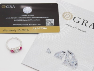 Auktion 350<br>925er Silber-Ring mit 2 behandelten Rubinen und einem 1ct Moissanite. 2,6gr., RG 56 [1]