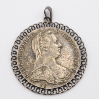 Auktion 350<br>Maria Theresien Thaler, Silberfassung, 30,7gr., D-5cm [1]