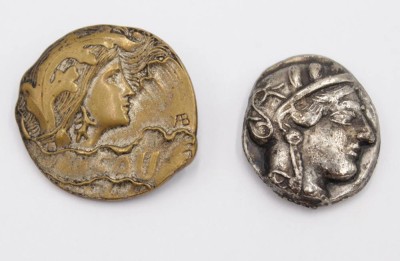 Auktion 350<br>kl. Brosche in Form einer antiken Münze sowie wohl Replik einer antiken röm. Münze, gr. D-3cm [1]