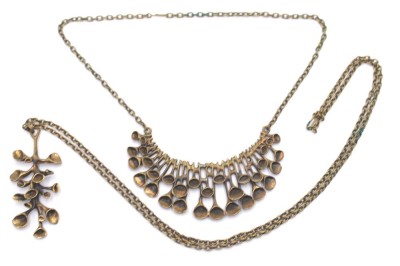 Auktion 350<br>Collier und Halskette mit gr. Anhänger, Bronze wohl HANNU IKONEN, Rennmoos, Collier L-45cm Kette L-82cm Anh. 7,5cm [1]