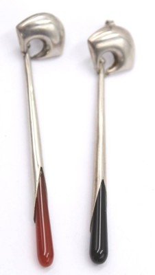 Auktion 350<br>Paar Design-Ohrstecker, 925er Silber mit Carneol u. Onyx, zus. ca. 10,8gr., je L-8,8cm [1]