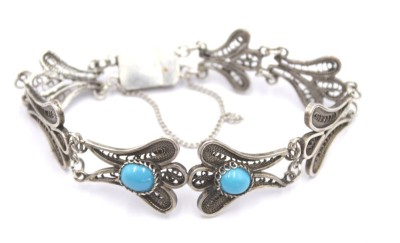 Auktion 350<br>filigranes Silber-Armband, arab. gepunzte, besetzt mit 2 Türkisen, 22,6gr., ca. L-18cm [1]