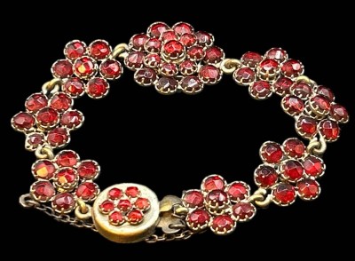 Auktion 350<br>altes böhmisches Granat-Armband, komplett, miot Sicherheitskette, L-ca. 18 cm [1]