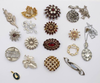 Auktion 350<br>19 Teile div. teilw. älterer Modeschmuck [1]