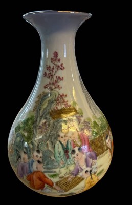 Auktion 364<br>gr. China-Vase mit figürl. Bemalung, Mah Jong Spieler, verso chinesisch beschriftet, rote Bodenmarke, wohl 19.Jhd., H-29 cm [1]