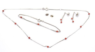 Auktion 350<br>FBM-Schmuckset, 925er Silber mit Koralle, Kette, Armband und Ohrstecker, zus. ca. 5,6gr., ca. L-40cm , L-17cm u. 2,5cm [1]