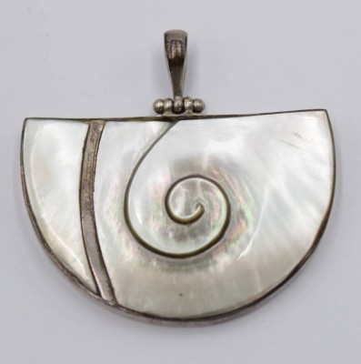 Auktion 350<br>Perlmutt-Anhänger in 925er Silberfassung, ca. 5 x 5cm [1]