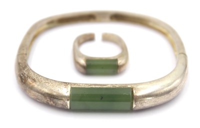 Auktion 350<br>Set, Armreif und Ring, 925er Silber mit Jade, zus. 37,4gr., Ring mit offener Schiene, Reif 5,5 x 4,5cm [1]
