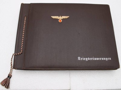 Auktion 350<br>gr. Fotoalbum, Kriegserinnerungen, mit ca. 350 div. Aufnahmen, teilw. auf den Bilder beschriftet ? [1]