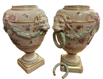 Auktion 364<br>2x KPM Urnenvasen um 1880,  bei beiden ein Medaillon beschädigt, H-27 cm, Zeptermarke und Reichsapfel, beidseitig Löwenköpfe mit Girlanden, 3x fehlen die Ringe, aber einmal Bruchstück anbei [1]