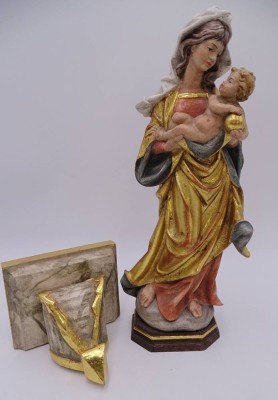 Auktion 350<br>Holzschnitzerei, Madonna mit Kind und Konsole, farbig gefasst, in Boden sign. FP, H-30 cm, gesamt mit Konsole 40 cm [1]