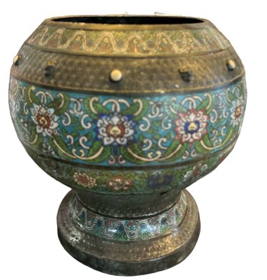 Auktion 350<br>grosser Blumenübertopf oder ähnliches, , Messing tw. emailliert, Boden fehlt, ein Griff abgebrochen, oben in Wandung ein Loch sowie mittig langer Riss, wohl  China 18./19 Jhd?, H-30 cm, D-30 cm [1]