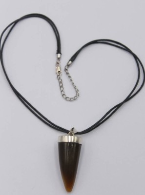 Auktion 350<br>Hornanhänger in Silberfassung, an Stoffband, Anh. L-5,5cm [1]