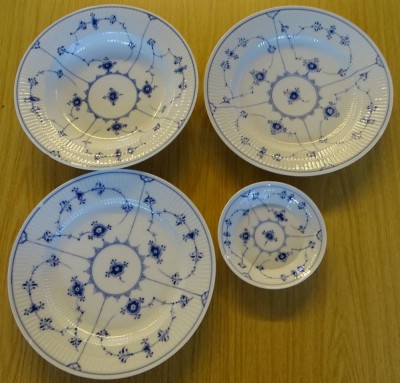 Auktion 350<br>4x Royal Copenhagen Geschirrteile, Muselmalet, 2x mit Chip [1]