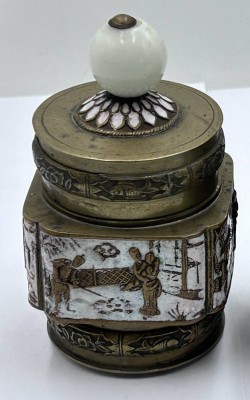 Auktion 350<br>kl. Deckeldose, China, Messing tw. emailliert, weisser Knauf, wohl Tee oder Schnupftabak, H-11 cm, 6x6 cm [1]