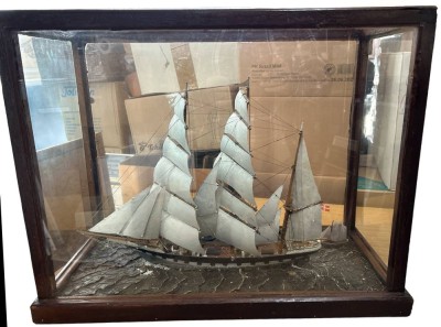 Auktion 350<br>Tischvitrine mit Segelschiffmodell, allseitig verglast, H-49 cm, 60x27 cm [1]