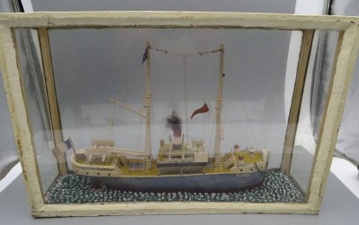 Auktion 350<br>kl. Modell eines Frachtschiffes in Schaukasten, allseits verglast, H-32 cm, 49x14 cm [1]
