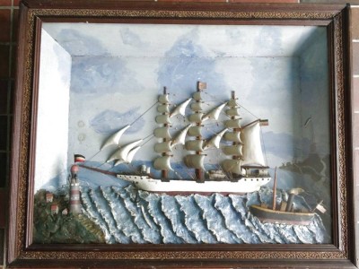 Auktion 350<br>Halbmodell Segelschiff He3nny vor Panorama, in Wandvitrine,  66x82x12 cm [1]