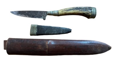 Auktion 350<br>kl. Jaghdmesser mit Hirschhorngriff, 2x Lederhülle, ungepflegt, L-19 cm [1]