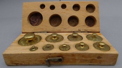Auktion 350<br>Gewichtskasten mit Messinggewichten, viele Eichstempel, komplett [1]