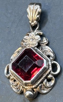 Auktion 350<br>kl. Anhänger, Silber-800-, roter Stein, L-ca. 3 c, 3,6 grm [1]