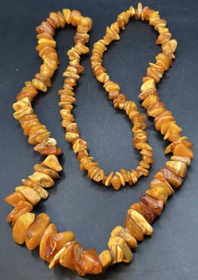Auktion 350<br>Naturbernstein-Halskette, hpts. gelb, ca. 72 cm, ca. 43 gr. [1]