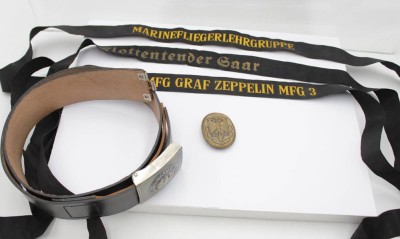 Auktion 350<br>kl. Konvolut Bundeswehr, Koppel, Mützenbänder und Abzeichen [1]