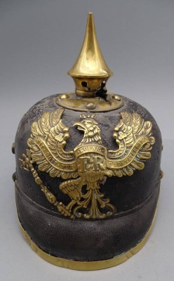 Auktion 350<br>orig. Preussischer Helm, Pickelhaube für Mannschaften, vorne mit Adler,  Messingspitze mit Durchschuss, Kinnriemen fehlt, Altersspuren [1]