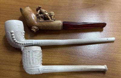 Auktion 350<br>3x Meerschaumpfeifen, 1x mit sitzenden Mann beschnitzt, beschädigt, Bernstein-Mundstück, L-11 bis 17 cm [1]