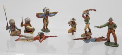 Auktion 363<br>8x Elastolin-Figuren, Cowboys und Indianer, älter, teilw. beschädigt, ca. H-7,5cm [1]