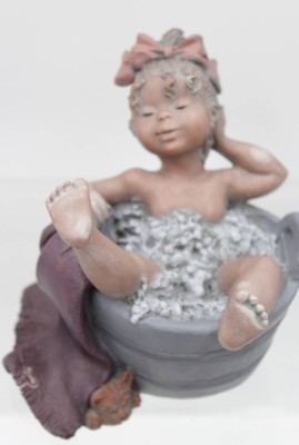 Auktion 355<br>Figur, Mädchen in Wanne, Elisa Spain, Kunstmasse, H-12,5cm [1]