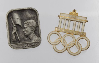 Auktion 350<br>2x div. Abzeichen, Olympia 1936 und 1. VIII. 1934 [1]