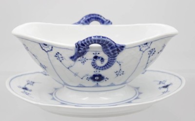 Auktion 350<br>Sauciere, Bing & Gröndahl, Musselmalet,  H-11cm B-23cm [1]