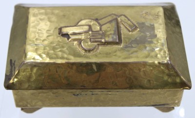 Auktion 350<br>2x div. Zigarettenkästen, Blech/Messing, älter, je mit starken Gebrauchs-u. Altersspuren, ca. H-3,8cm B-12,5cm u. H-6cm B-14cm [1]