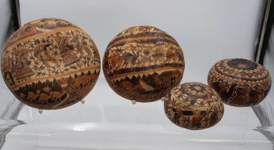 Auktion 350<br>2x Schalen und 2x Dosen, peruanische Volkskunst, Schalen ca. D-21,5cm Dosen ca. H-9cm D-14cm [1]
