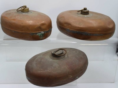 Auktion 350<br>3x div. alte Kupfer-Wärmflaschen, je mit Alters-u. Gebrauchsspuren, ca. B-30cm [1]