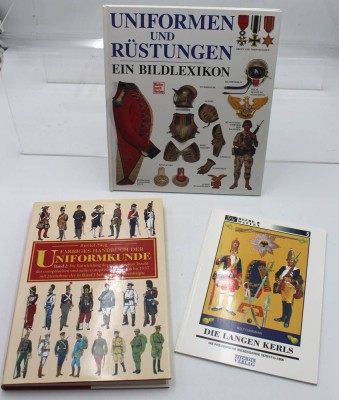 Auktion 350<br>3x div. Literatur über Uniformen und Rüstungen, neuzeitl. [1]