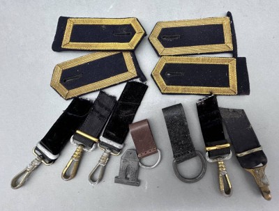 Auktion 350<br>2 Paar Schulterstücke, 7 div. Karabiner, anbei Kleinabzeichen, ungepflegte Erhaltung [1]
