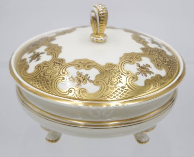 Auktion 350<br>Deckeldose auf 4 Füssen, Weimar, Golddekor, H-11,5cm D-16,5cm [1]