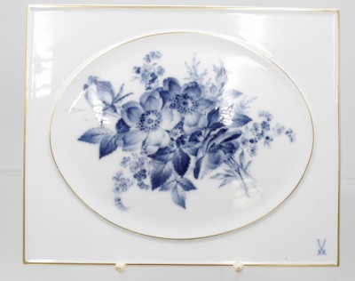 Auktion 350<br>Wandplatte, Meissen, Schwertermarke, Aquatintablumen, 4 Schleifstriche, 21 x 25,5cm [1]